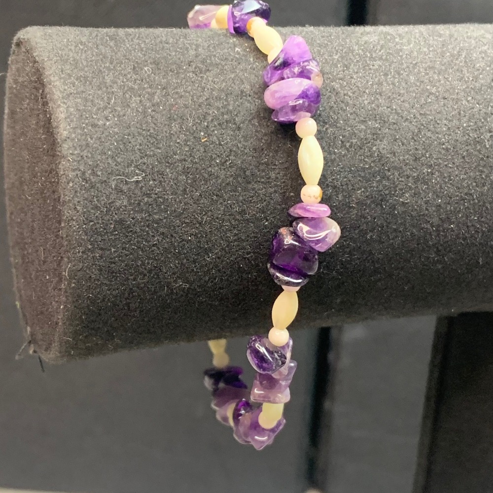 Amethyst Chip and Mother of Pearl Beaded Bracelet Purple Cream 8 Inch 5343